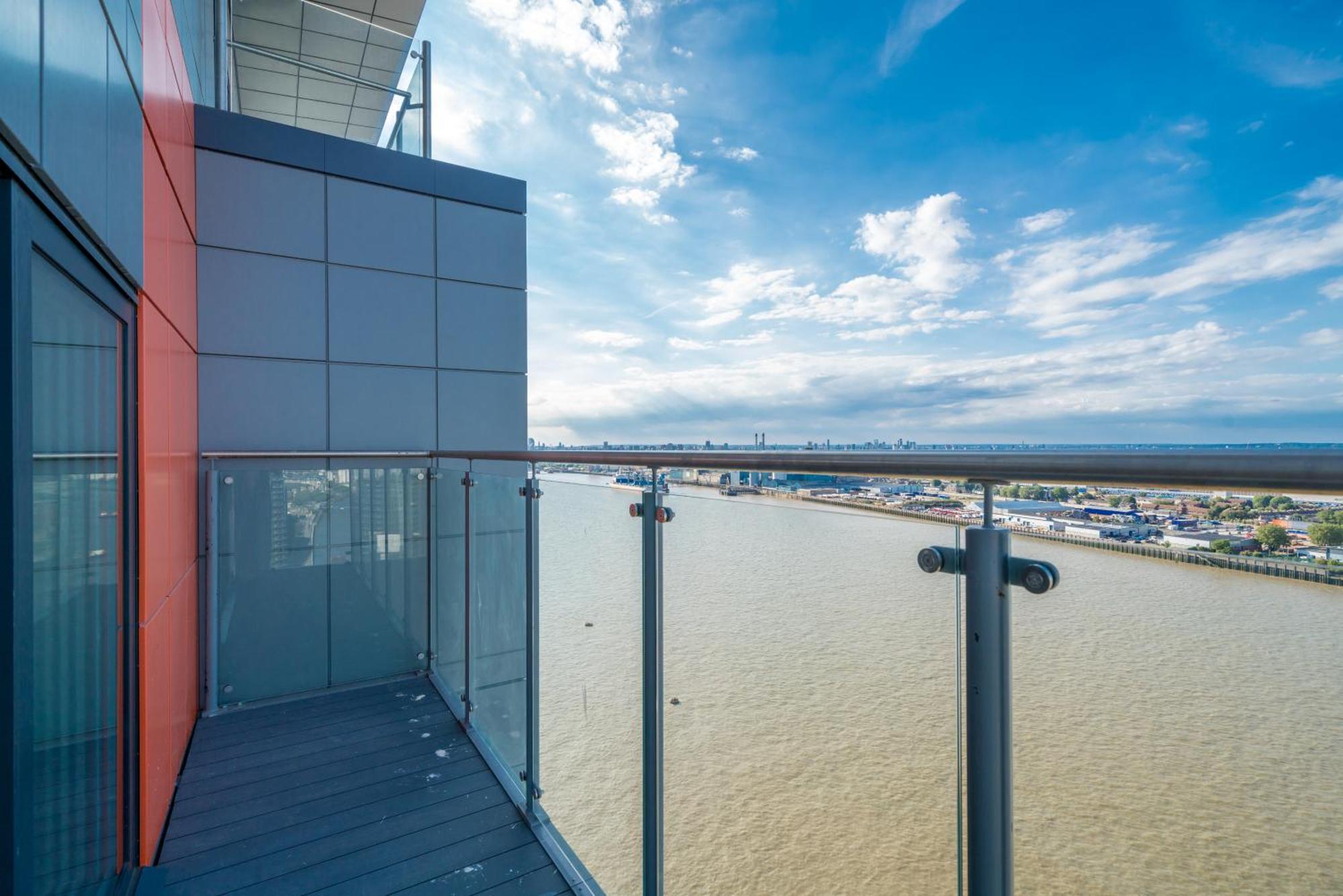 Skyvillion - London River Thames Top Floor Apartments By Woolwich Ferry, Mins To London Excel, O2 Arena , London City Airport With Parking Zewnętrze zdjęcie