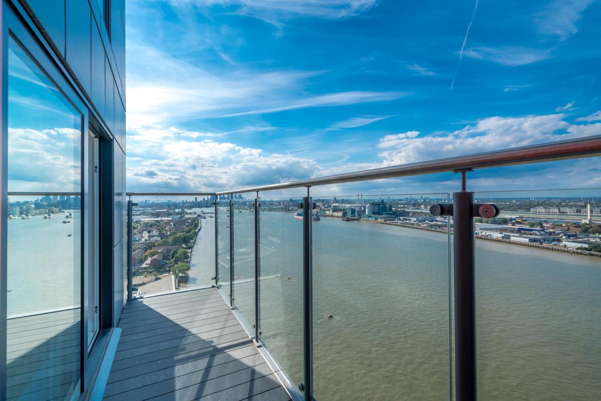 Skyvillion - London River Thames Top Floor Apartments By Woolwich Ferry, Mins To London Excel, O2 Arena , London City Airport With Parking Zewnętrze zdjęcie