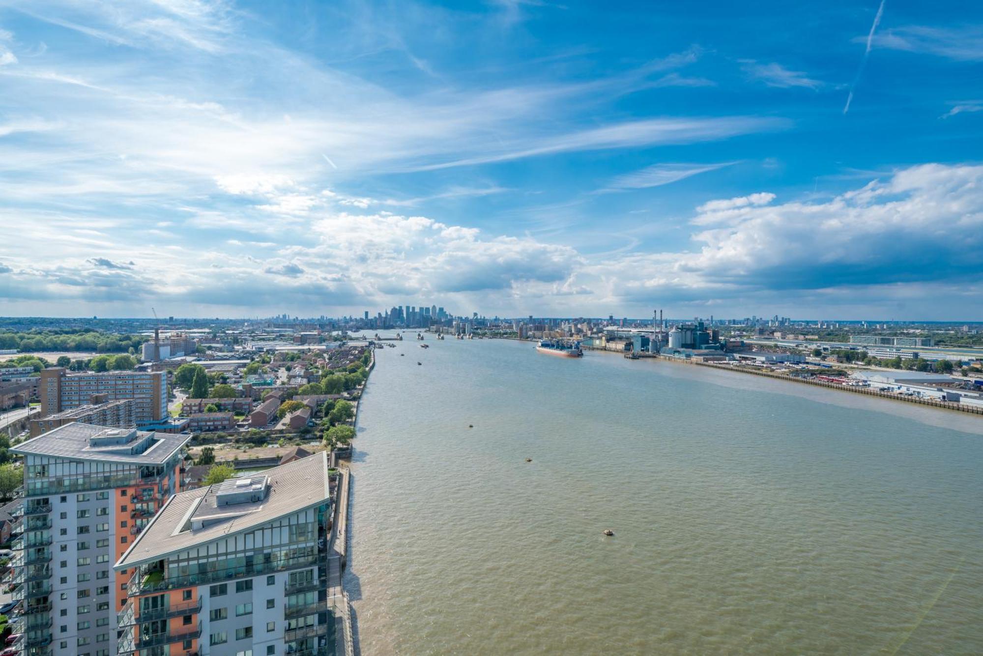 Skyvillion - London River Thames Top Floor Apartments By Woolwich Ferry, Mins To London Excel, O2 Arena , London City Airport With Parking Zewnętrze zdjęcie