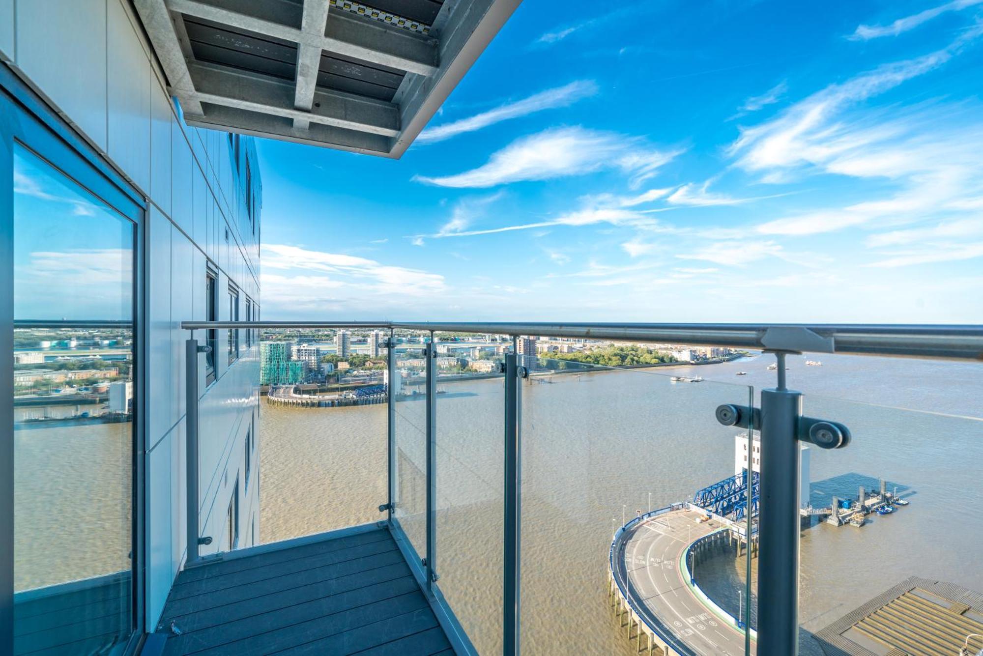 Skyvillion - London River Thames Top Floor Apartments By Woolwich Ferry, Mins To London Excel, O2 Arena , London City Airport With Parking Zewnętrze zdjęcie